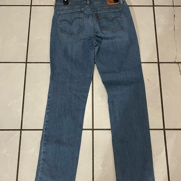 Size 31 Light wash Levi Straight Jeans! Like NEW - Picture 3 of 5